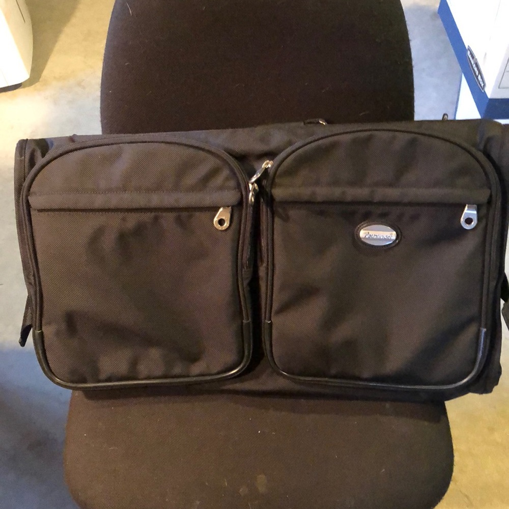 Pathfinder suit luggage suitcase like new